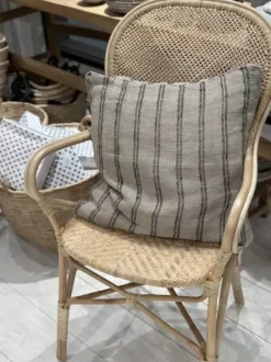 - Lotta rottinkituoli käsinojilla Rottinkihuonekalut