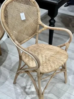 - Lotta rottinkituoli käsinojilla Rottinkihuonekalut