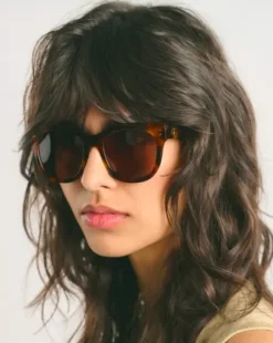 Hot Supertrendikkäät aurinkolasit nyt meillä Cafelattessa! Aurinkolasit