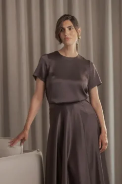 Hot Tessa lyhythihainen satiinipaita, dark chocolate Paidat Ja Topit|Juhlavaatteet