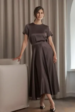 Hot Tessa lyhythihainen satiinipaita, dark chocolate Paidat Ja Topit|Juhlavaatteet