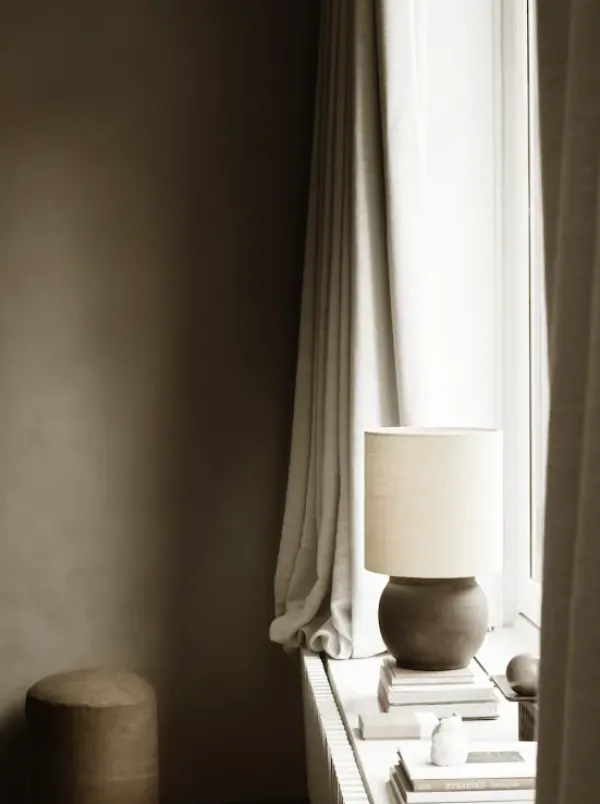 Outlet pyöreä pöytävalaisin, muta Valaisimet