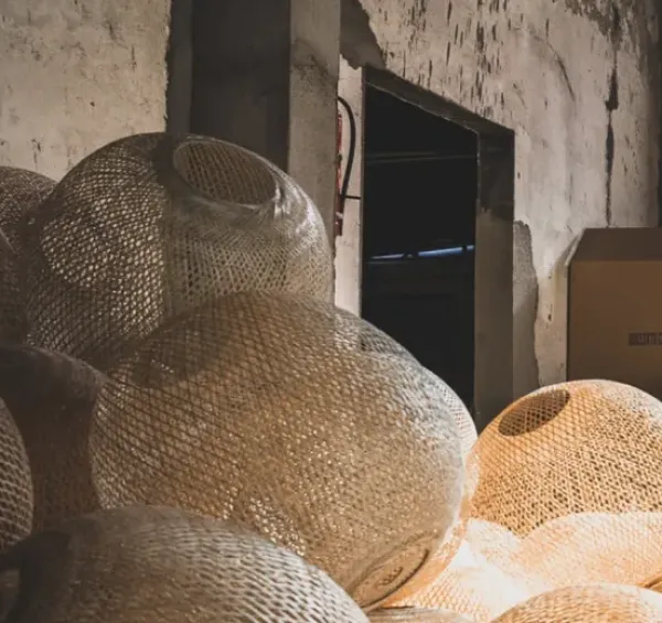 Online Tunnelmaa tilaan kuin tilaan upeiden valaisimien kautta <3 Valaisimet