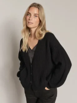 Discount Wynter neuletakki 100% villaa, black Neuleet Ja Neuletakit|Uutuudet